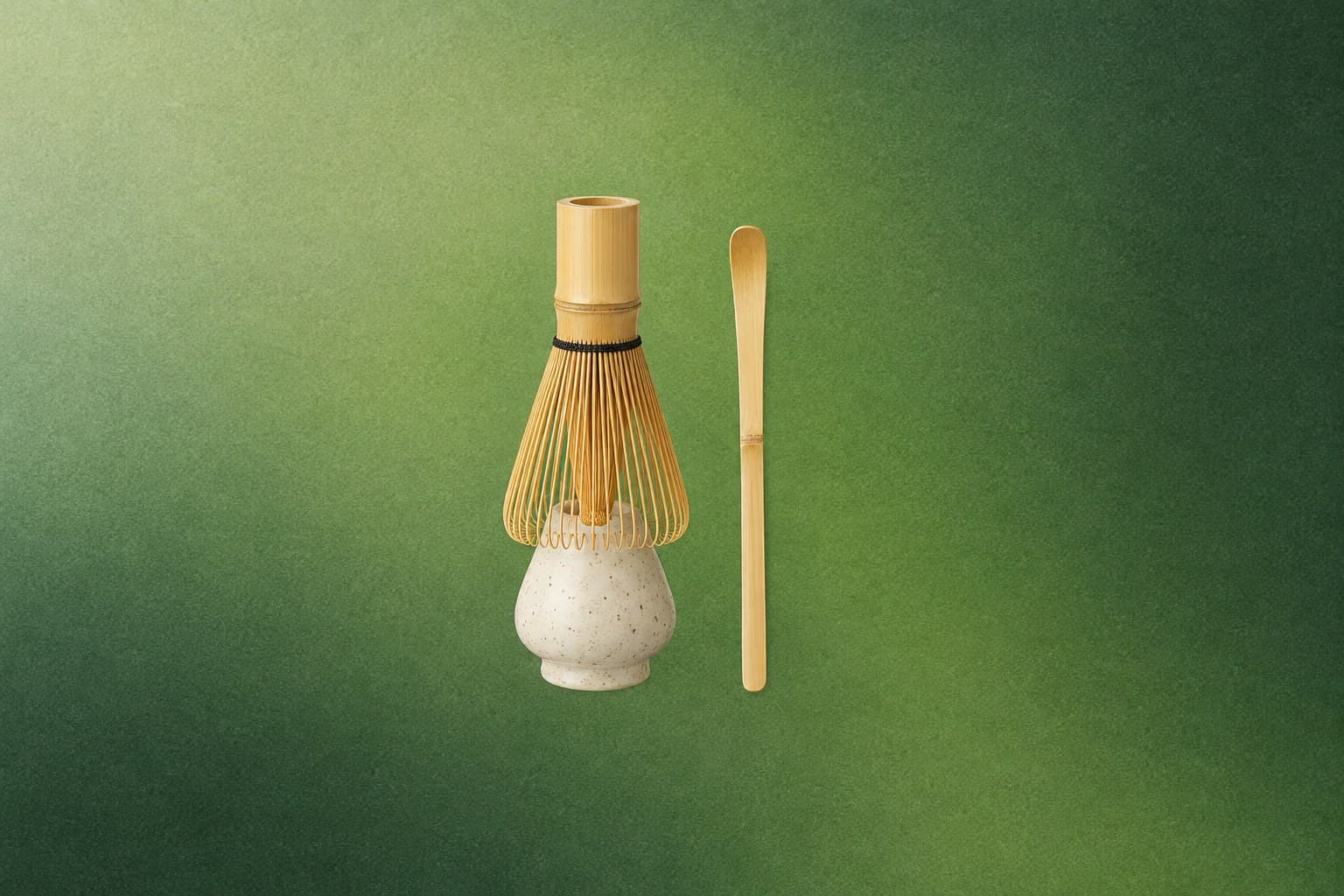 Fouet à matcha en bambou posé tête en bas sur un repose-fouet en céramique, à côté d’une cuillère chashaku